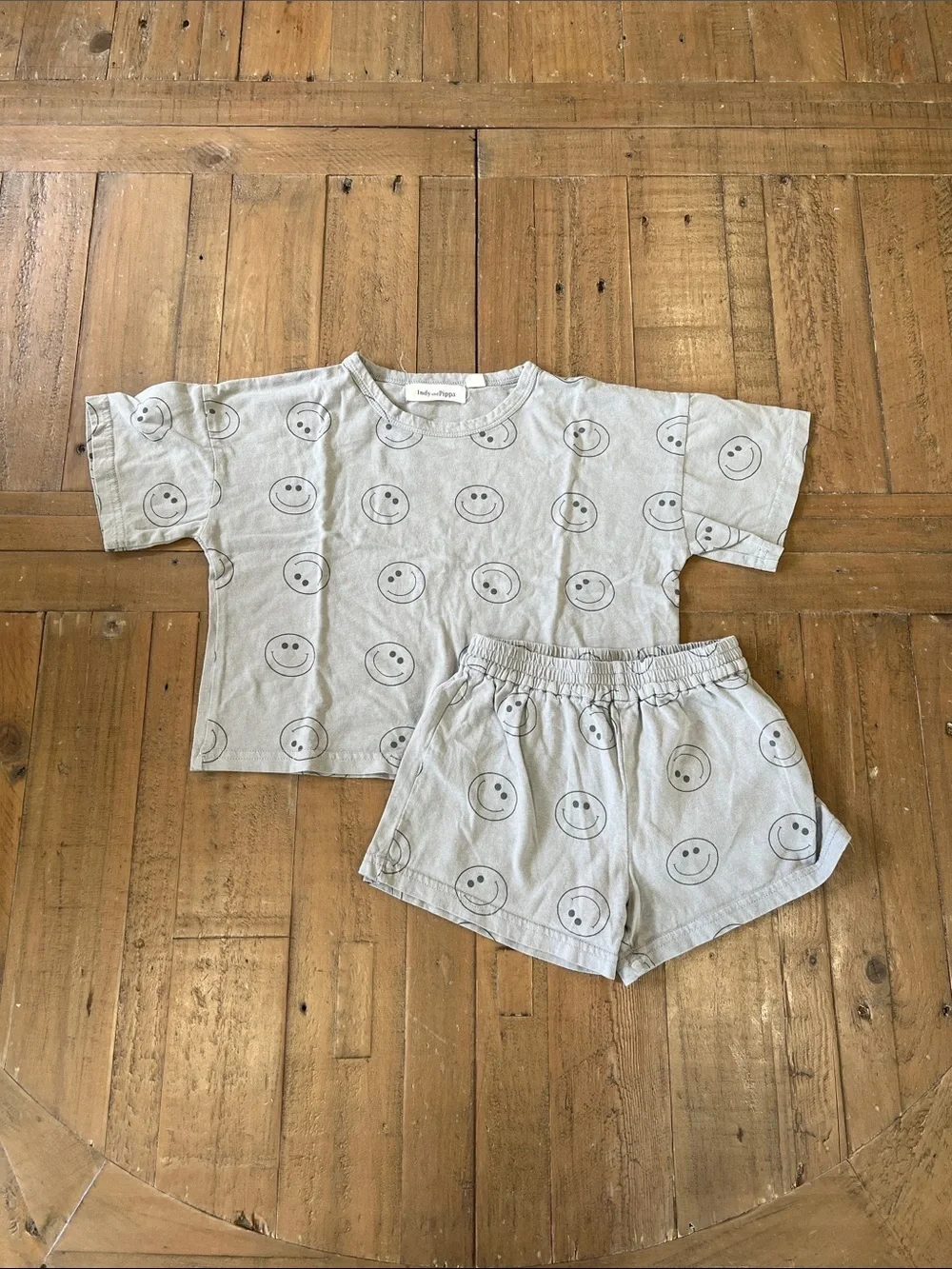 Indy & pippa gray smiley face print top and shorts set 3T